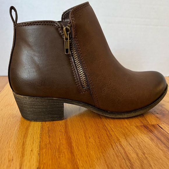 Brown Dunes memory foam boots size 7, new in box - Picture 1 of 5